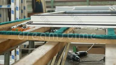 生产制造塑钢窗pvc，摆在桌上的是窗扇、螺丝刀，<strong>店铺</strong>是